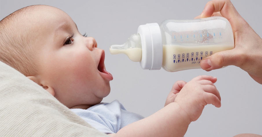 خوردن شیر از شیشهشیر توسط نوزاد دادن شیر به نوزاد با شیشه